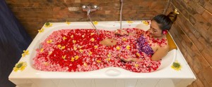 Bali Kubal Honeymoon Villa - Spa Flower Bath