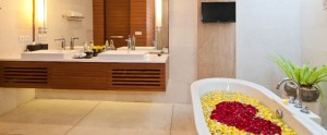 Bali Maca Seminyak Honeymoon Villa - Romantic Bathroom Flower